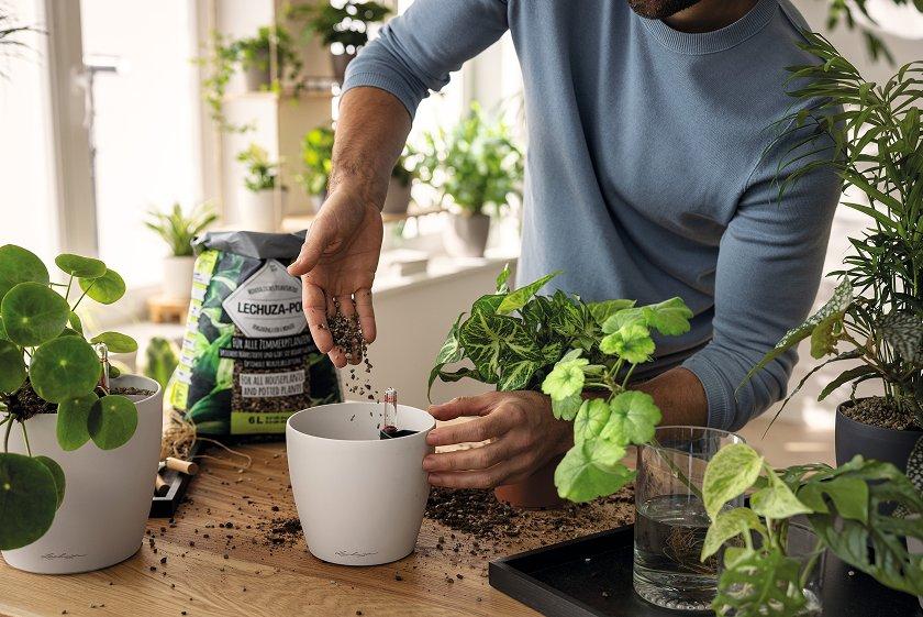 Mann
        stapelt PILA Storage in schiefergrau und PILA Planter in lichtgrau
        aufeinander