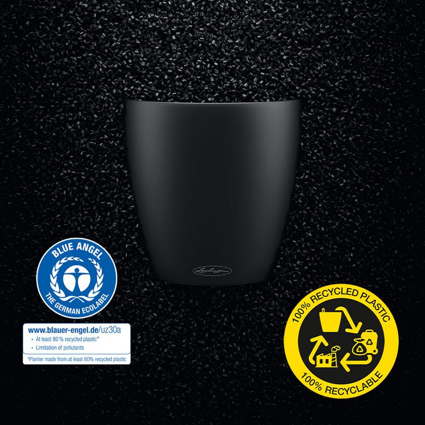 CLASSICO Color ECO in dark grey half sinks into dark raw granules