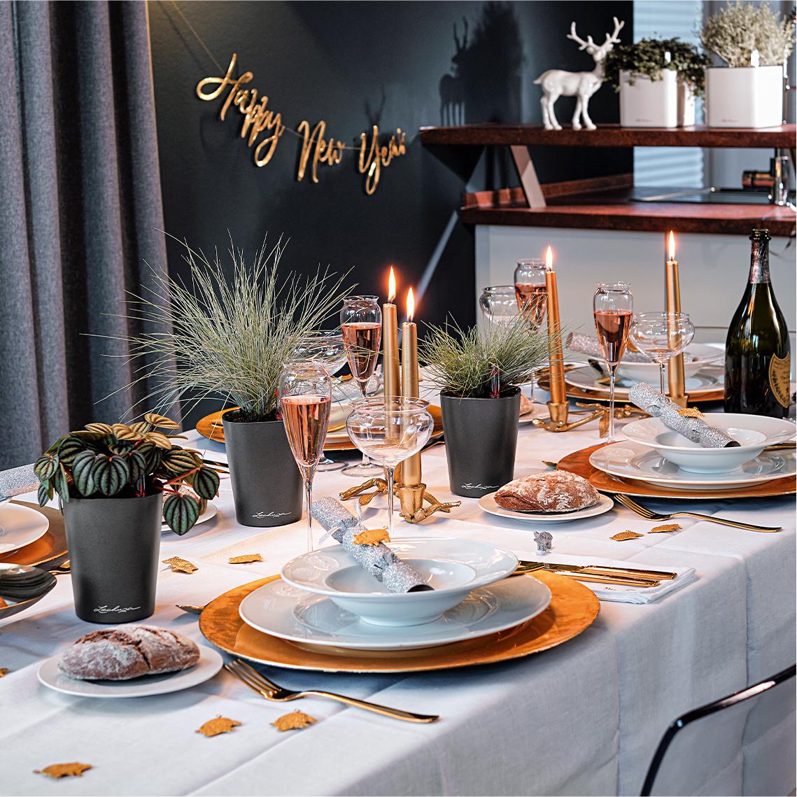 Festlich gedeckter Silvester-Tisch mit diversen LECHUZA Tischgef&auml;&szlig;en