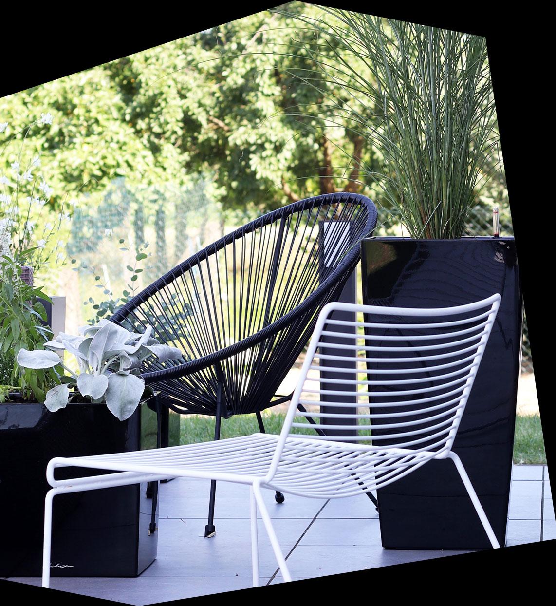 Μαύρες high gloss CUBICO και CUBE τοποθετημένες δίπλα σε ασπρόμαυρα έπιπλα βεράντας.