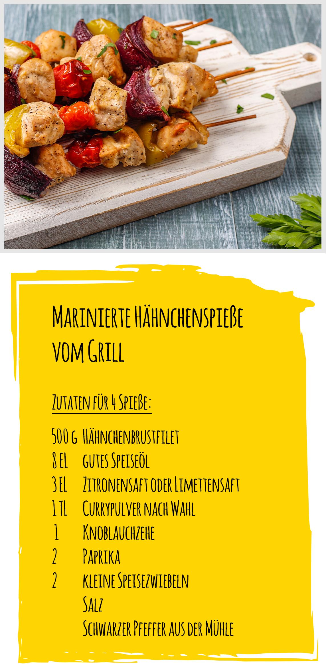 Leckere Hähnchen-Grillspieße liegen auf einem Holzbrett