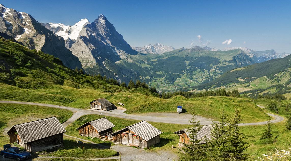 Wunderschöne idyllische Berglandschaft Tirols mit Landhaus im Sommer