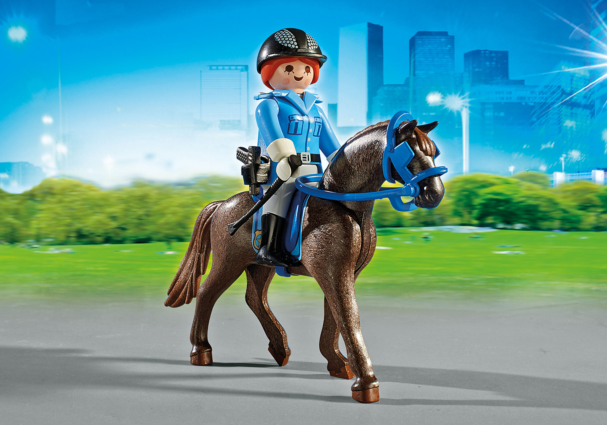 Policière avec cheval et remorque - 6922