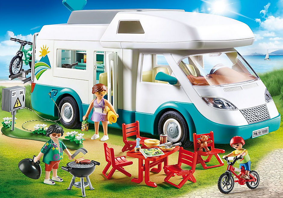 70088 Famille et camping-car detail image 1