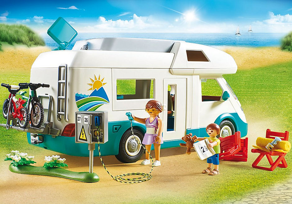70088 Famille et camping-car detail image 4