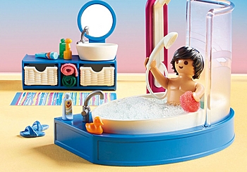 Große Badewanne mit integrierter Dusche