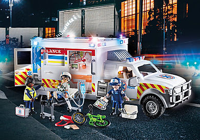 70936 Ambulance avec secouristes et blessé