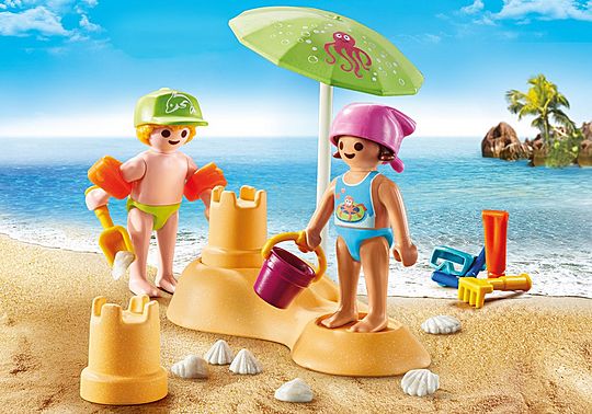Crianças com castelo de areia Crianças com castelo de areia