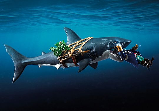 Pirate et requin géant avec mâchoire articulée Pirate et requin géant avec mâchoire articulée