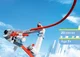 Astronaut auf Flip Rail Strecke. Astronautenfigur fliegt auf der SKY TRAILS Flip Rail Strecke mit sofortigem Richtungswechsel