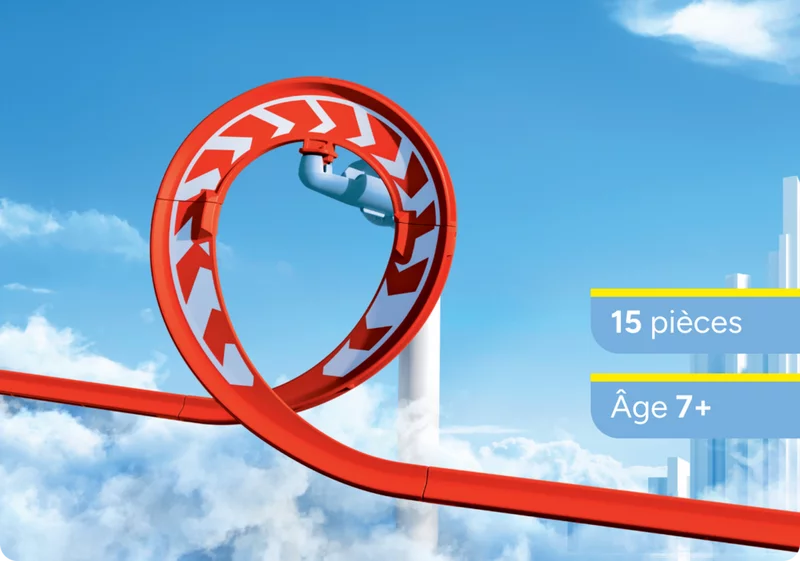 Looping-Action in luftiger Höhe. Nahaufnahme eines roten Loopings mit Pfeilmarkierungen aus dem SKY TRAILS Bauset ? perfekt für actionreiches Konstruktionsspielzeug ab 7 Jahren mit Weltraum-Feeling