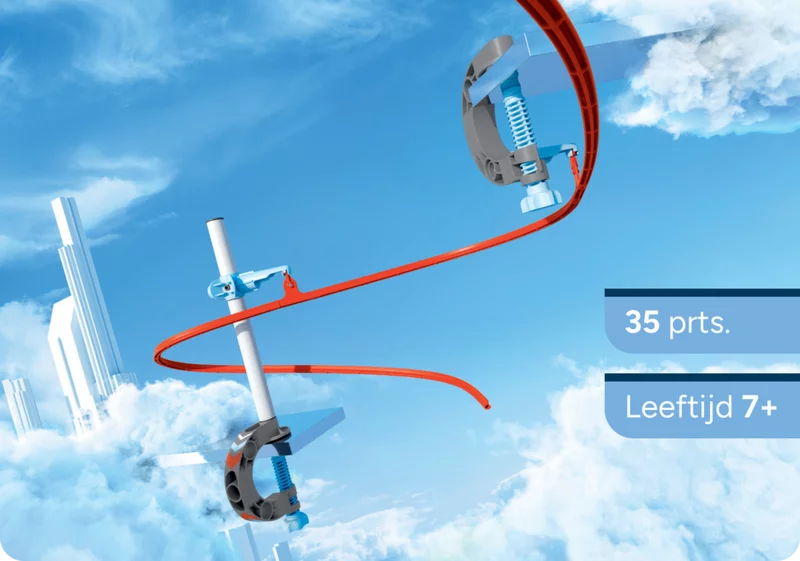 Jongen zit in de speelkamer en bouwt een complexe ruimtebaan met de SKY TRAILS Construction Pack - spannend constructiespeelgoed voor kinderen vanaf 7 jaar.