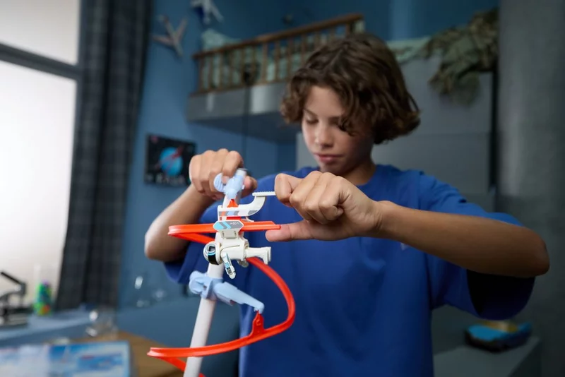 Boy launching the Sky Rider on the SKY TRAILS action track from the Starter Pack - creative construction toy for ages 7 and up