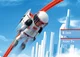 Astronautfigur på bane med futuristisk baggrund. Astronaut med jetpack på rød SKY TRAILS skinne foran futuristisk skyline – byggesæt med rumtema til børn fra 7 år.