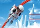 Figura di astronauta sulla pista con sfondo futuristico. Astronauta con jetpack su binario rosso Sky Trails davanti a uno skyline futuristico - giocattolo da costruzione a tema spaziale dai 7 anni in su.