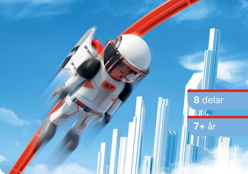 Astronautfigur på bana med futuristisk bakgrund. Astronaut med jetpack på röd SKY TRAILS-räls framför en futuristisk skyline – byggleksak med rymdtema för barn från 7 år.