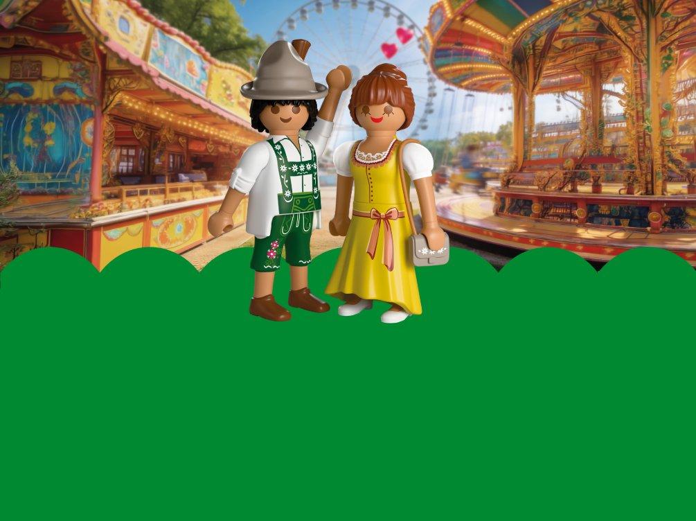 PLAYMOBIL Paar in traditioneller Tracht auf einem festlichen Jahrmarkt mit Karussell und Fahrgesch&auml;ften.