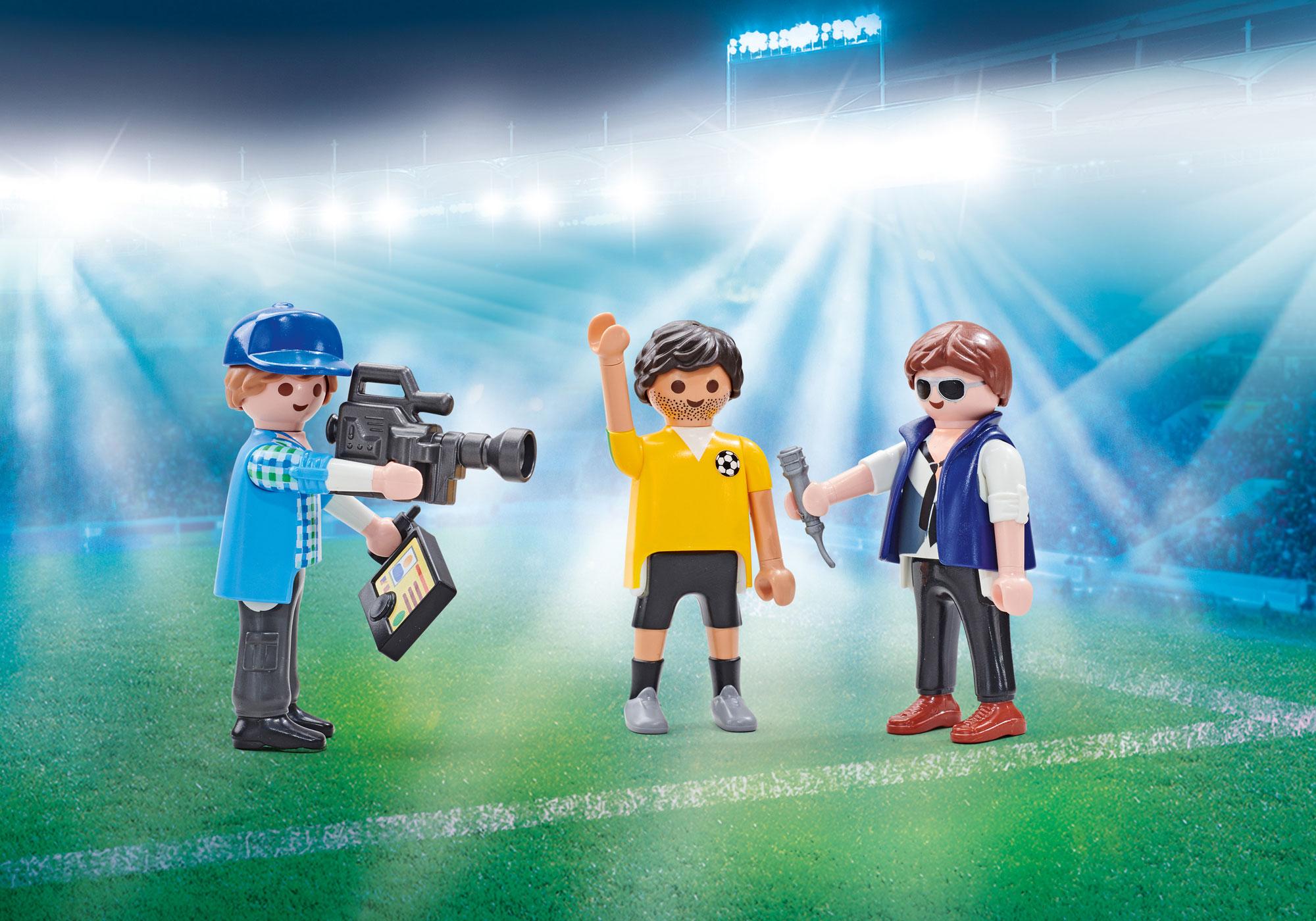 9825  Journalistes et joueur de foot