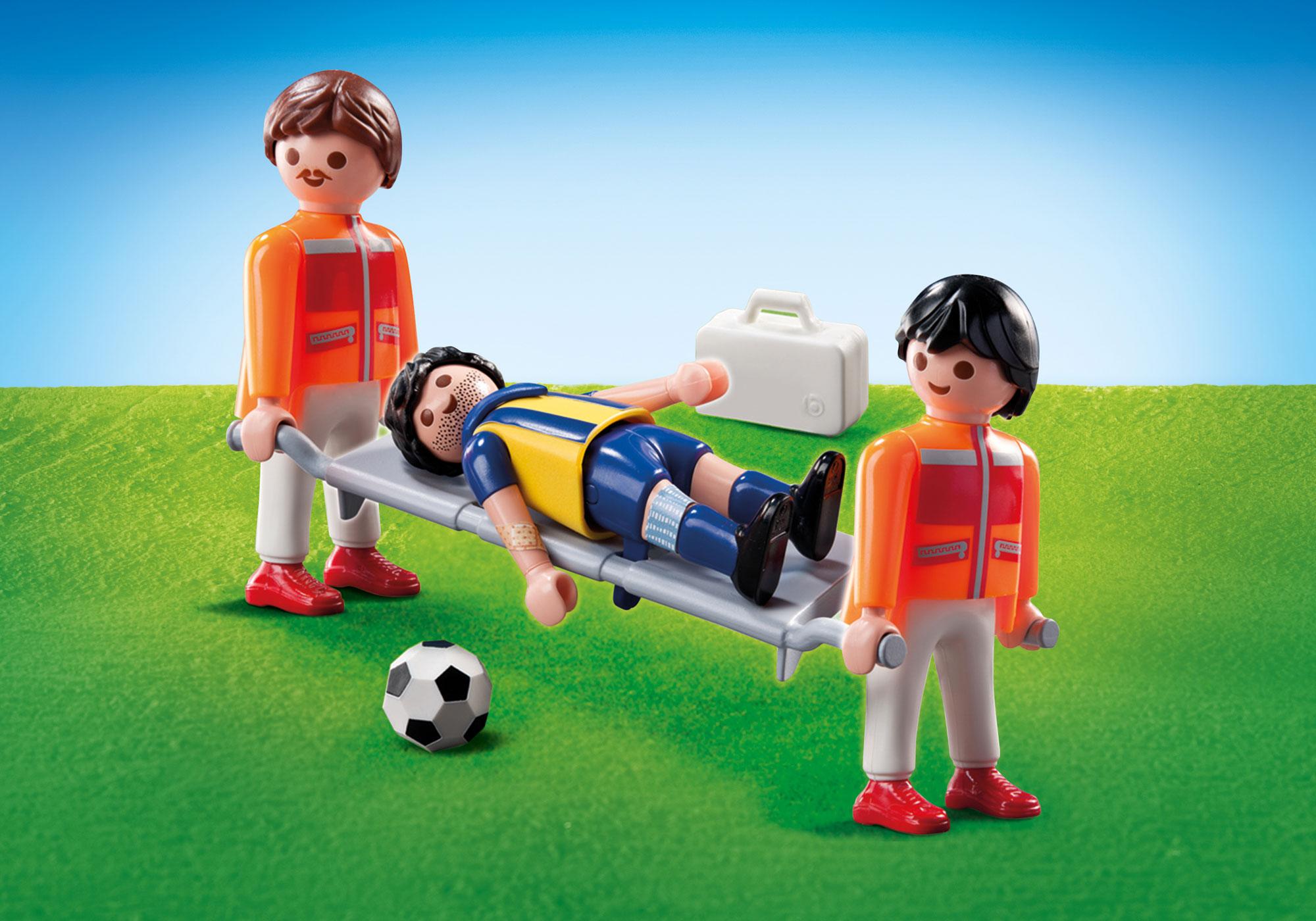 9826_product_detail/Socorristas com maca e jogador de futebol