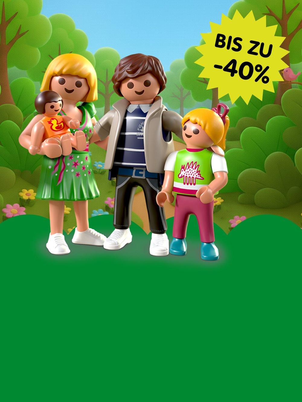 Familie mit gr&uuml;nem Wald im Hintergrund
