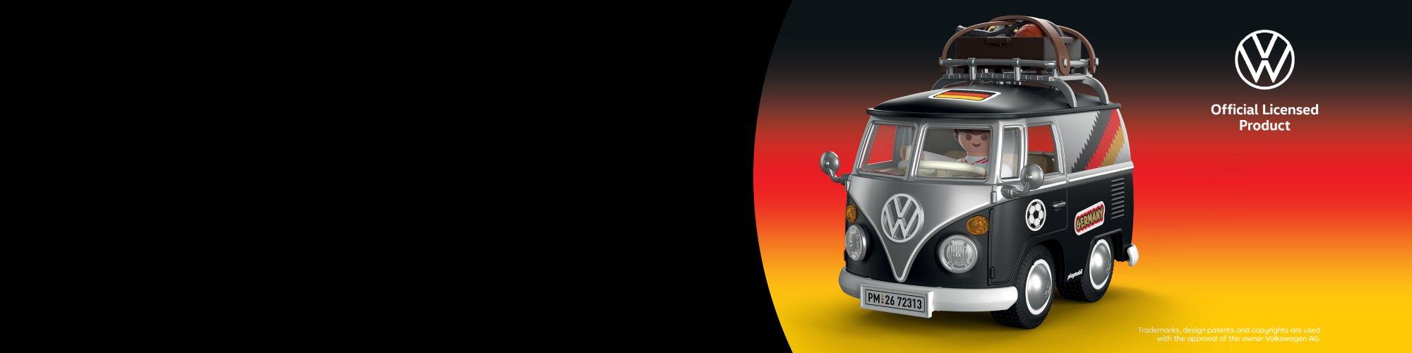 PLAYMOBIL Volkswagen T1 Campingbus in Schwarz und Silber mit Dachgep&auml;cktr&auml;ger und Fahrerfigur vor einem schwarz-rot-gelben Hintergrund. Offiziell lizenziertes Volkswagen Produkt.