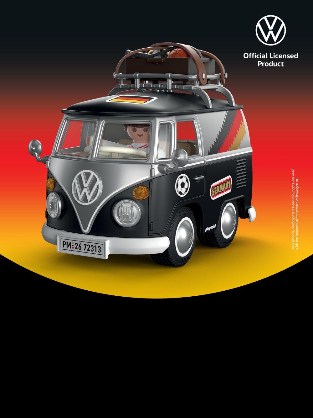 PLAYMOBIL Volkswagen T1 Campingbus in Schwarz und Silber mit Dachgep&auml;cktr&auml;ger und Fahrerfigur vor einem schwarz-rot-gelben Hintergrund. Offiziell lizenziertes Volkswagen Produkt.