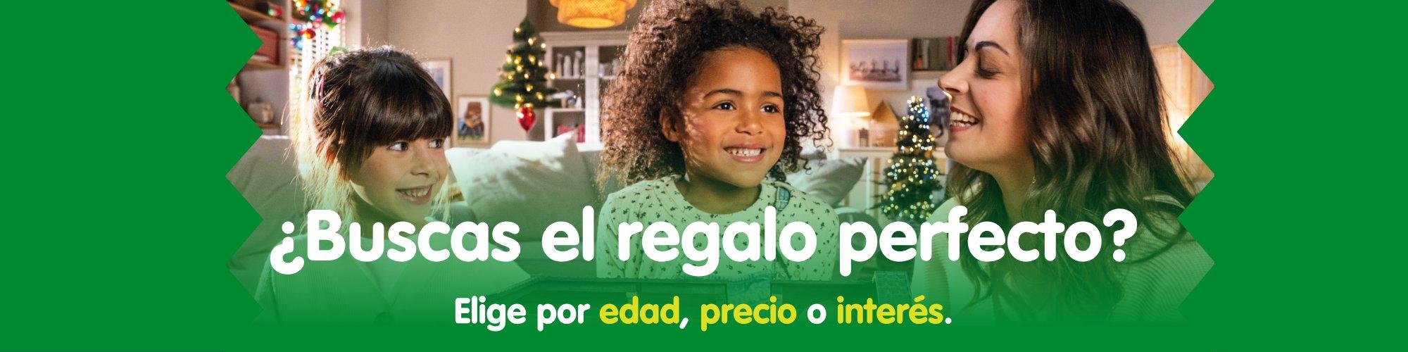 Dos ni&ntilde;os y una mujer sonr&iacute;en en un sal&oacute;n decorado para la Navidad &ndash; descubre ideas de regalos perfectas para ni&ntilde;os.