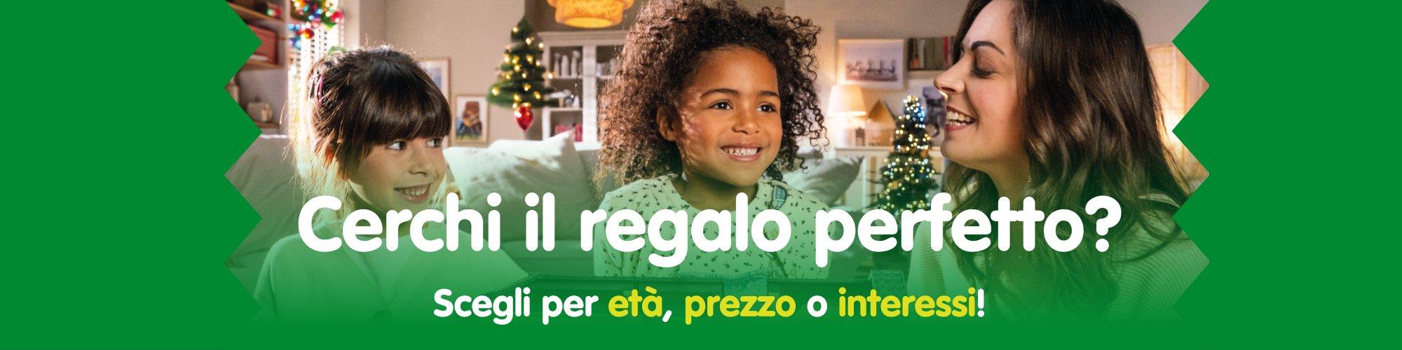 Due bambini e una donna sorridono in un soggiorno decorato per Natale &ndash; scopri le idee regalo perfette per i bambini.