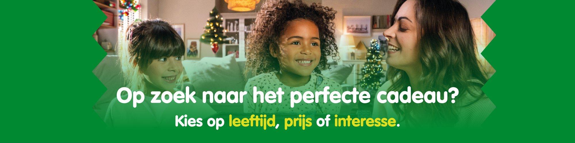 Twee kinderen en een vrouw lachen in een woonkamer die versierd is voor Kerstmis &ndash; ontdek de perfecte cadeau-idee&euml;n voor kinderen.