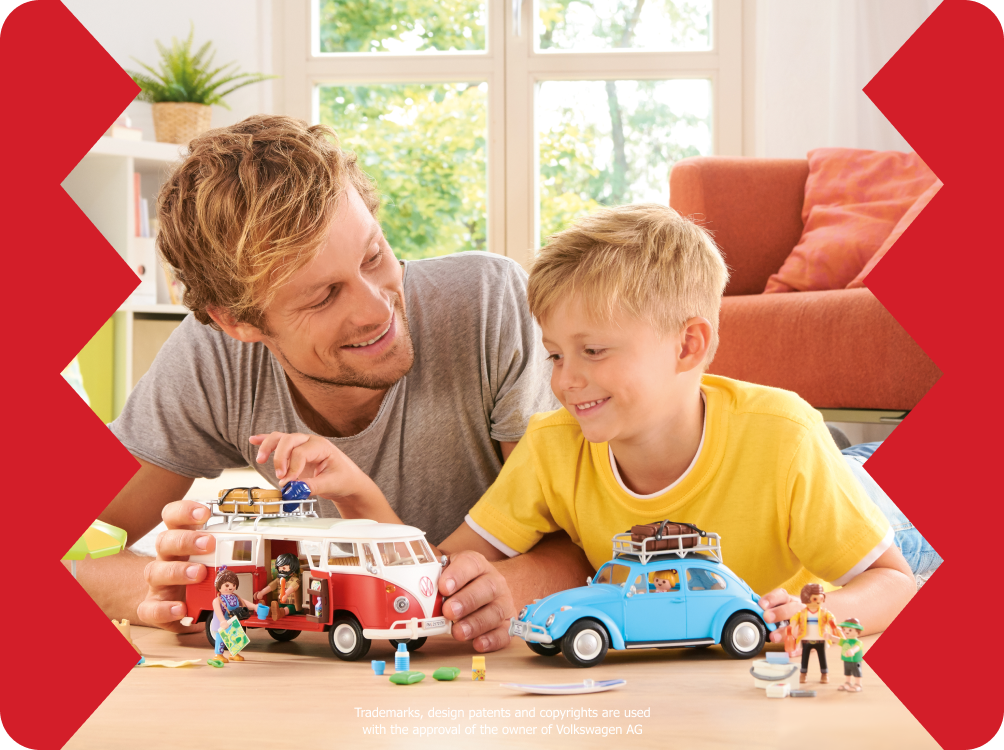 Vater und Sohn spielen mit PLAYMOBIL Collectibles &ndash; VW Bulli und K&auml;fer &ndash; Nostalgischer Spielspa&szlig; f&uuml;r Gro&szlig; und Klein.
