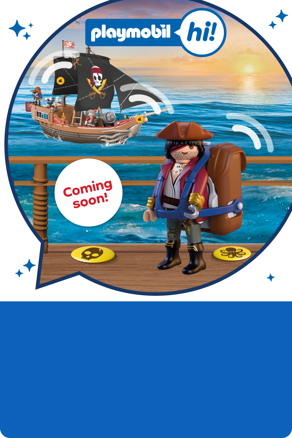 Illustration aus &bdquo;Playmobil hi!&ldquo;: Eine Playmobil-Piratenfigur mit Rucksack steht auf einem Holzsteg am Meer, im Hintergrund segelt ein Piratenschiff bei Sonnenuntergang. Ein Hinweis &bdquo;Coming soon!&ldquo; ist eingeblendet.