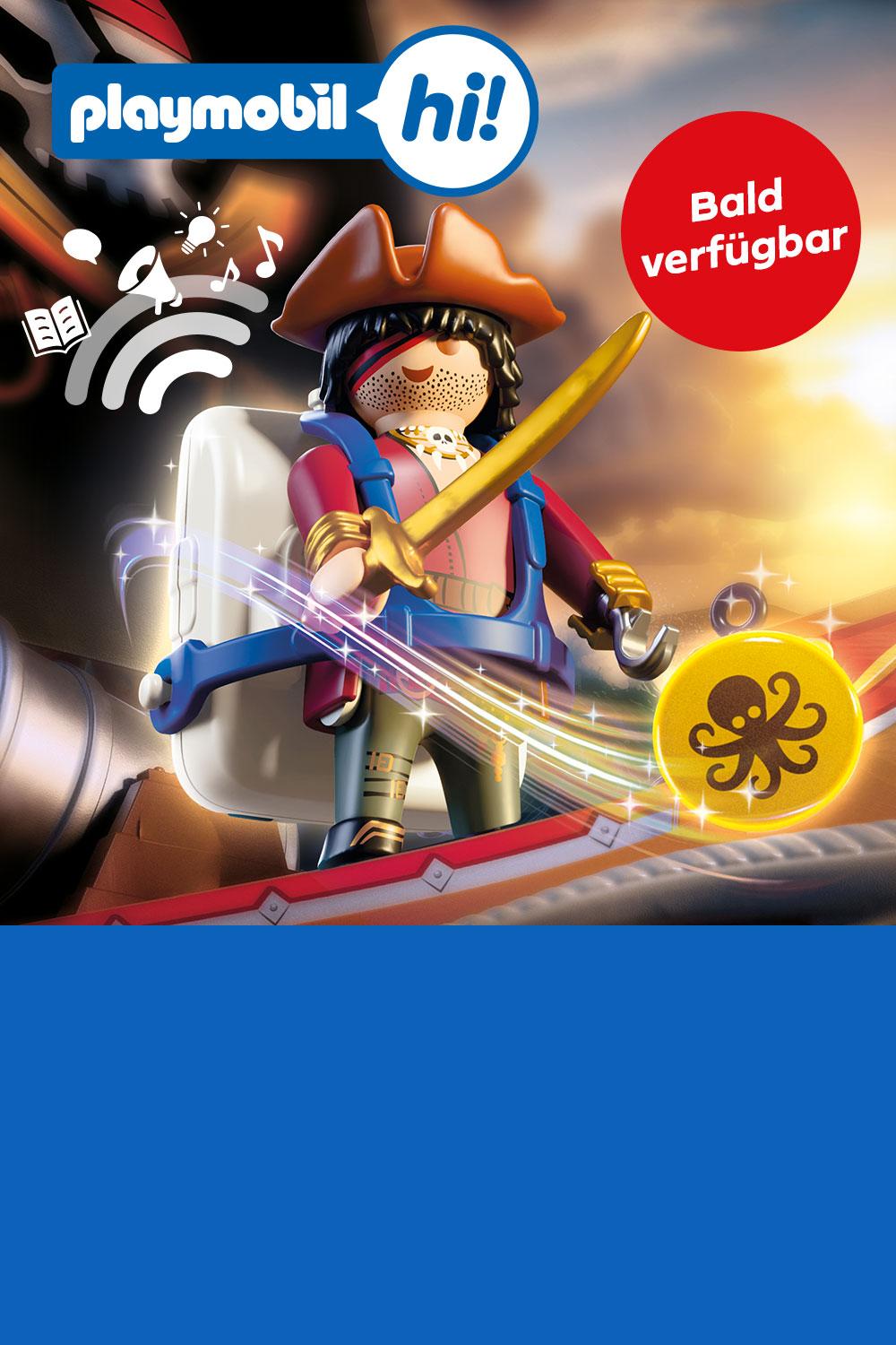 Illustration aus &bdquo;Playmobil hi!&ldquo;: Eine Playmobil-Piratenfigur mit Rucksack steht auf einem Holzsteg am Meer, im Hintergrund segelt ein Piratenschiff bei Sonnenuntergang. Ein Hinweis &bdquo;Coming soon!&ldquo; ist eingeblendet.