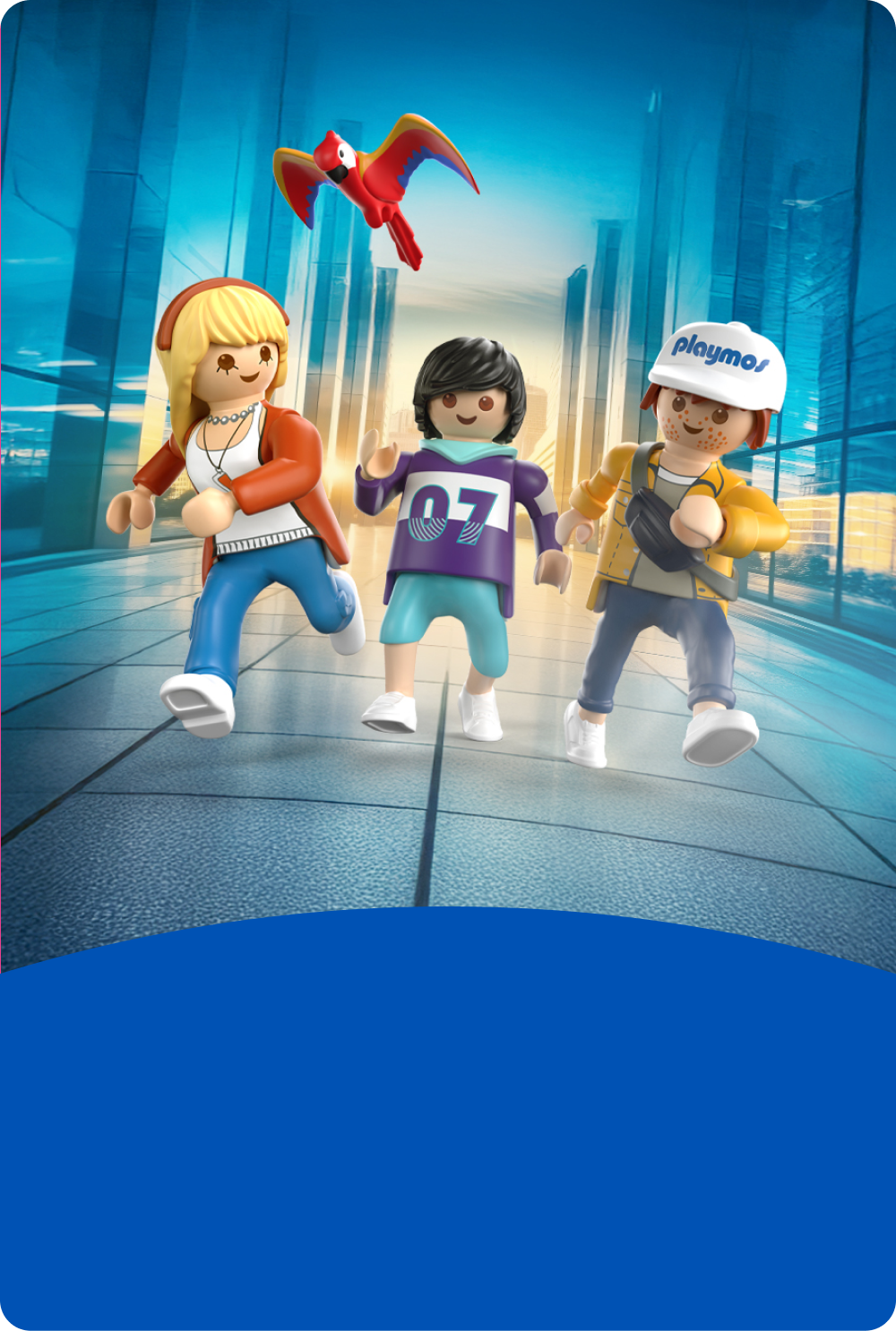 Drei PLAYMOBIL Playmos Figuren rennen durch eine futuristische Stadt, w&auml;hrend ein roter Papagei &uuml;ber ihnen fliegt